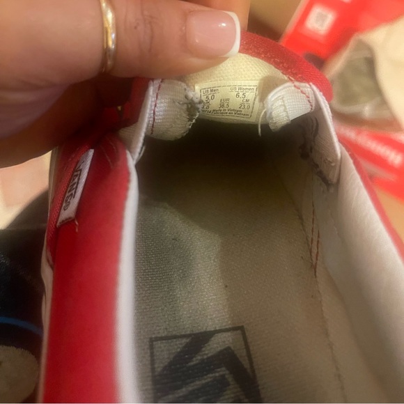 VANS - Picture 6 of 9